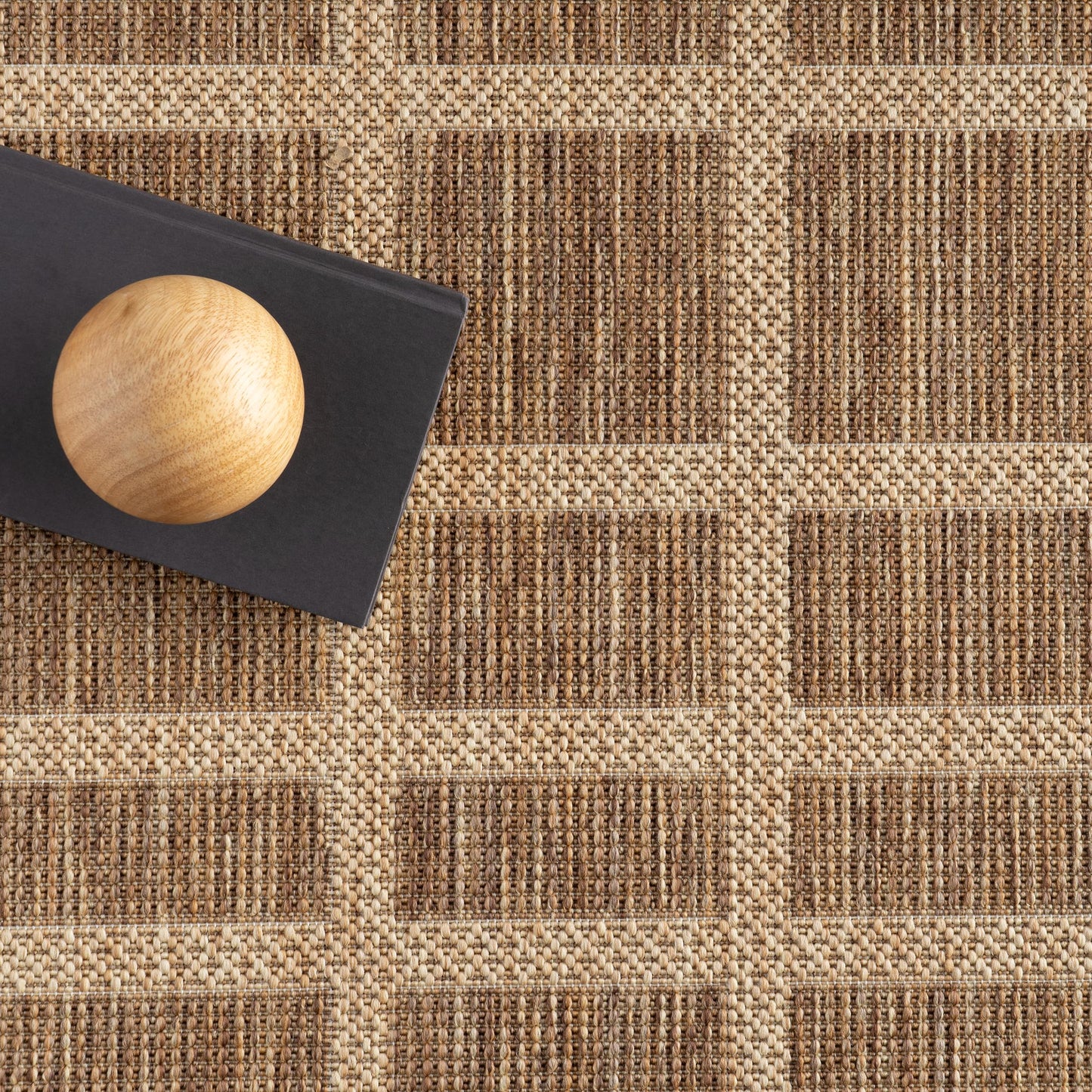 Nuloom Vanya Checkered 7' x 9' Indoor/Outdoor Area Rug for Living Room Patio Deck Front Porch, Light Brown