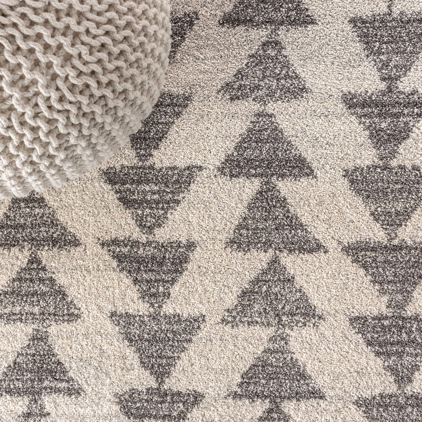 JONATHAN Y Aisha Moroccan Triangle Geometric Cream/Gray 4' Round Indoor Area Rug, Contemporary, Modern, Easy-Cleaning for Living Room, Bedroom, Kitchen, Pet Friendly, Non-Shedding (MOH206B-4R)