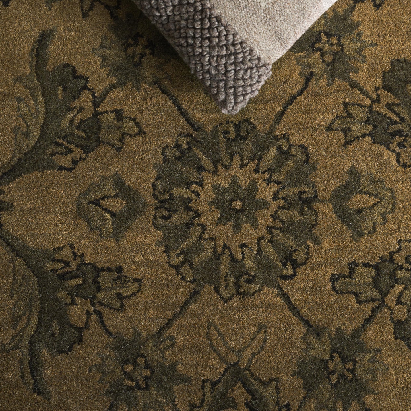 SAFAVIEH Antiquity Collection Area Rug - 6' Square, Olive & Green, Handmade Traditional Oriental Wool, Ideal for High Traffic Areas in Living Room, Bedroom (AT824A)