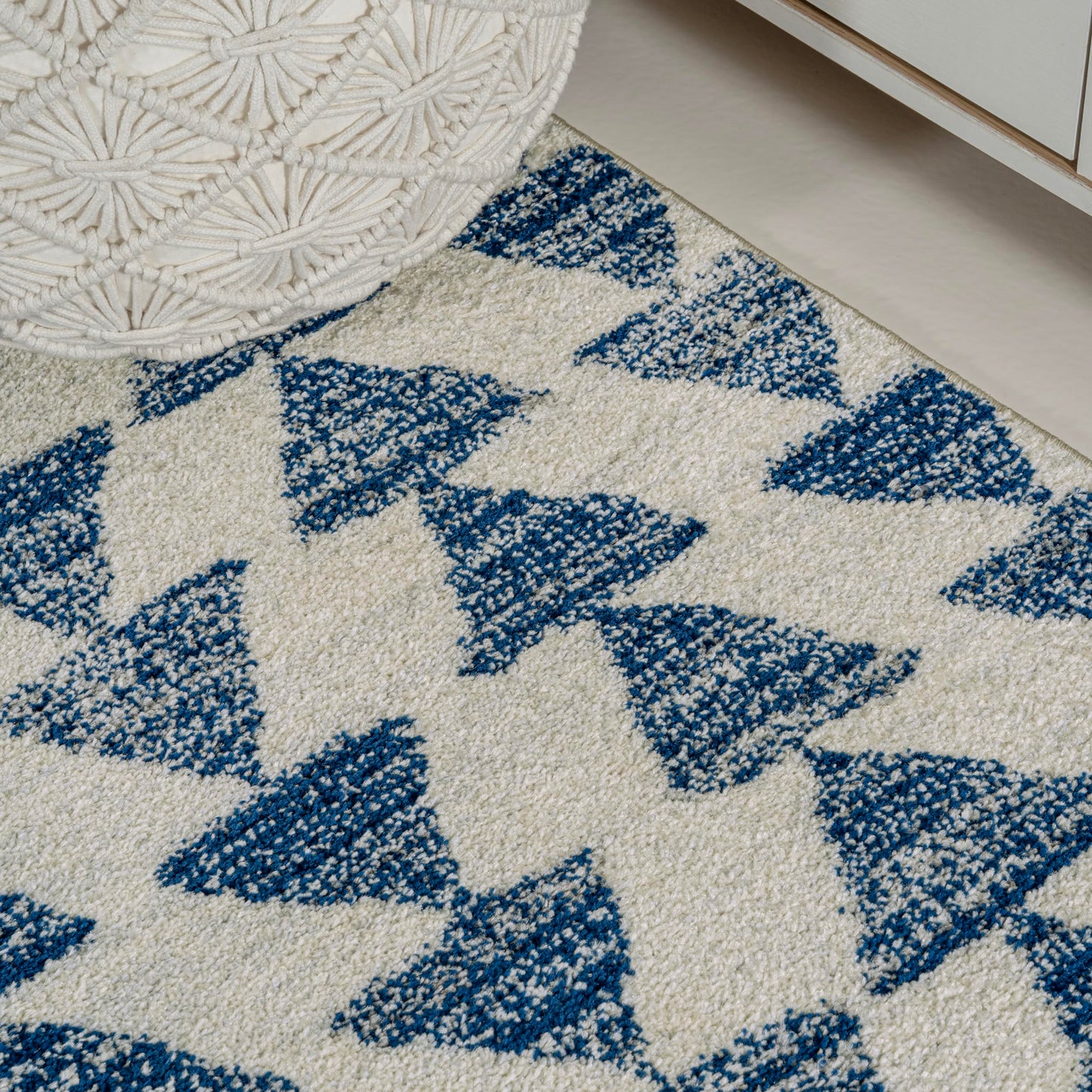 JONATHAN Y Aisha Moroccan Triangle Geometric Cream/Navy Indoor Area Rug, 8x10, Contemporary, Modern, Easy-Cleaning for Living Room, Bedroom, Kitchen, Pet Friendly, Non-Shedding (MOH206D-8)