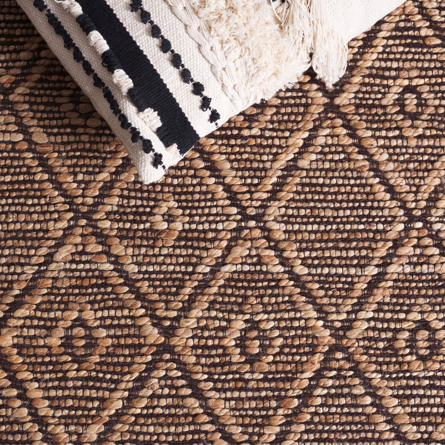 SAFAVIEH Natural Fiber Collection Accent Rug - 4' x 6', Natural & Brown, Handmade Hemp, Ideal for The Living Room, Dining, Bedroom (NF563A)