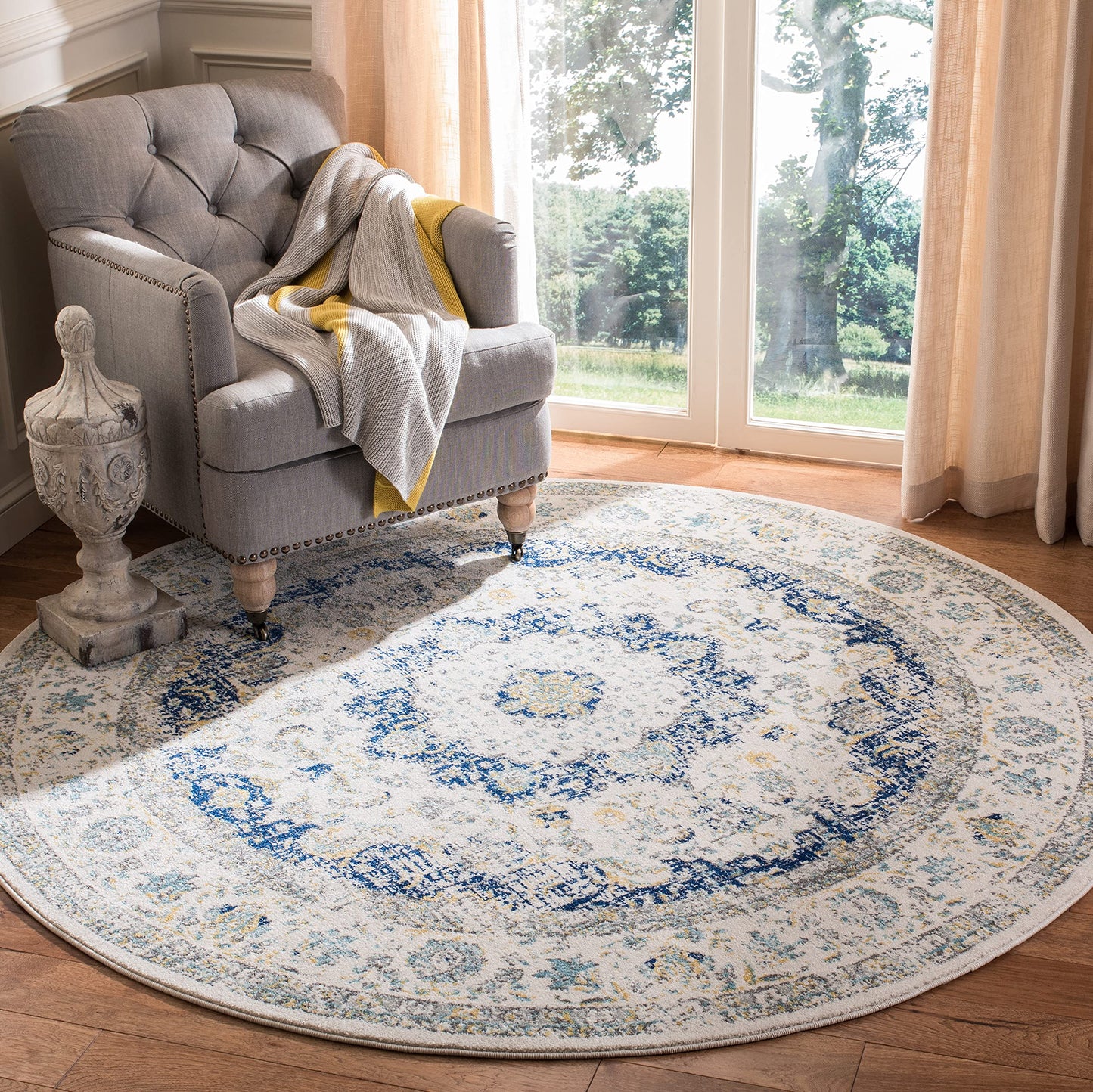 SAFAVIEH Evoke Collection Area Rug - 9' Round, Ivory & Blue, Shabby Chic Oriental Medallion Design, Non-Shedding & Easy to Clean, Ideal for Living Room, Bedroom, Dining Space (EVK220C)
