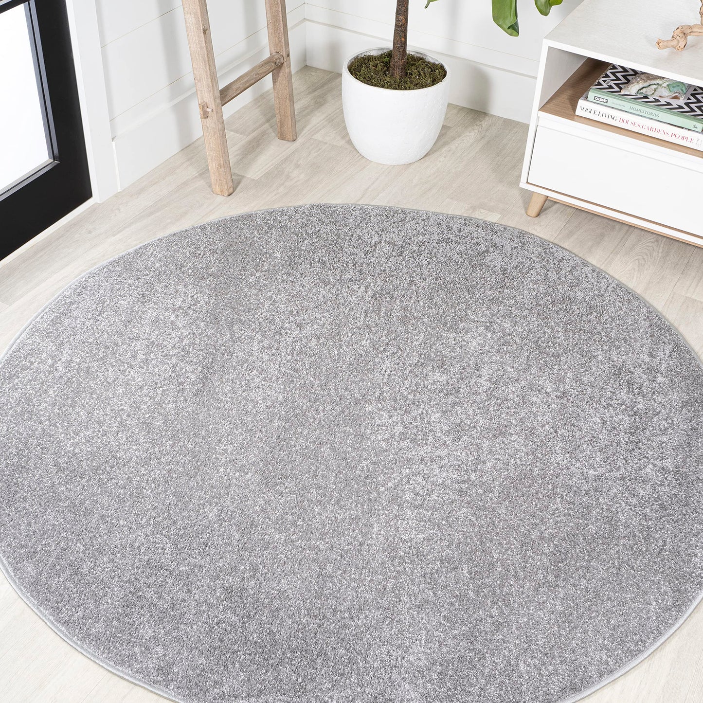 JONATHAN Y Haze Solid Low-Pile Gray 4' Round Indoor Area Rug, Coastal,Bohemian,Minimalist,Classic, Easy-Cleaning for Living Room,Bedroom,Kitchen,Pet Friendly,Non-Shedding (SEU100A-4R)