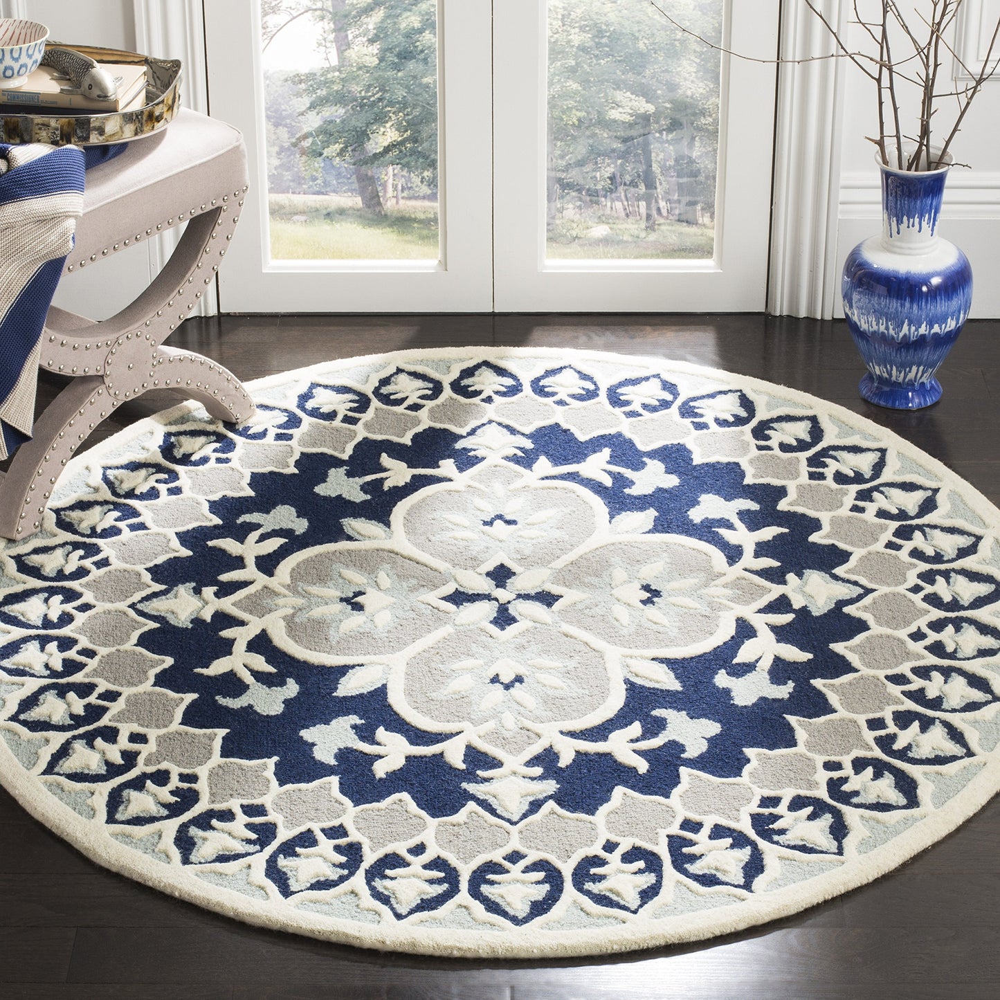 SAFAVIEH Bellagio Collection Area Rug - 5' Round, Navy Blue & Ivory, Handmade Medallion Wool, Ideal for High Traffic Areas in Living Room, Bedroom (BLG610C)