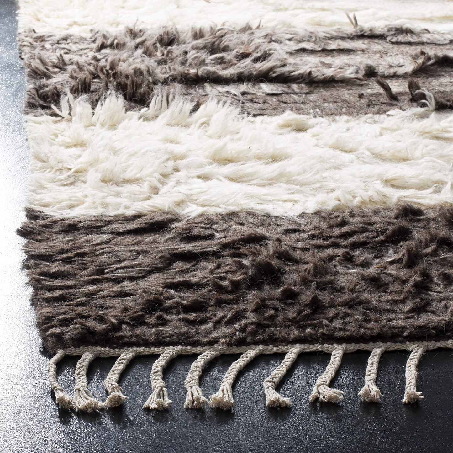 SAFAVIEH Kenya Collection Accent Rug - 4' x 6', Ivory & Grey, Hand-Knotted Tribal Tassel Wool, Ideal for High Traffic Areas in Entryway, Living Room, Bedroom (KNY226A)