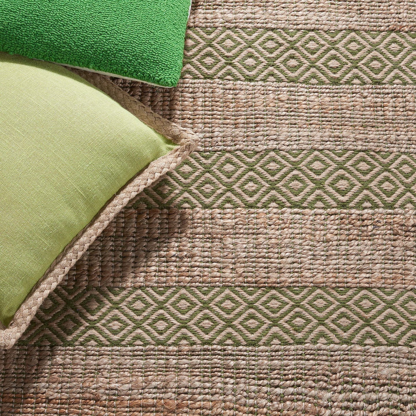 SAFAVIEH Natural Fiber Collection Accent Rug - 4' x 6', Green & Natural, Handmade Boho Farmhouse Rustic Jute & Cotton, Ideal for High Traffic Areas in Entryway, Living Room, Bedroom (NFB653Y)