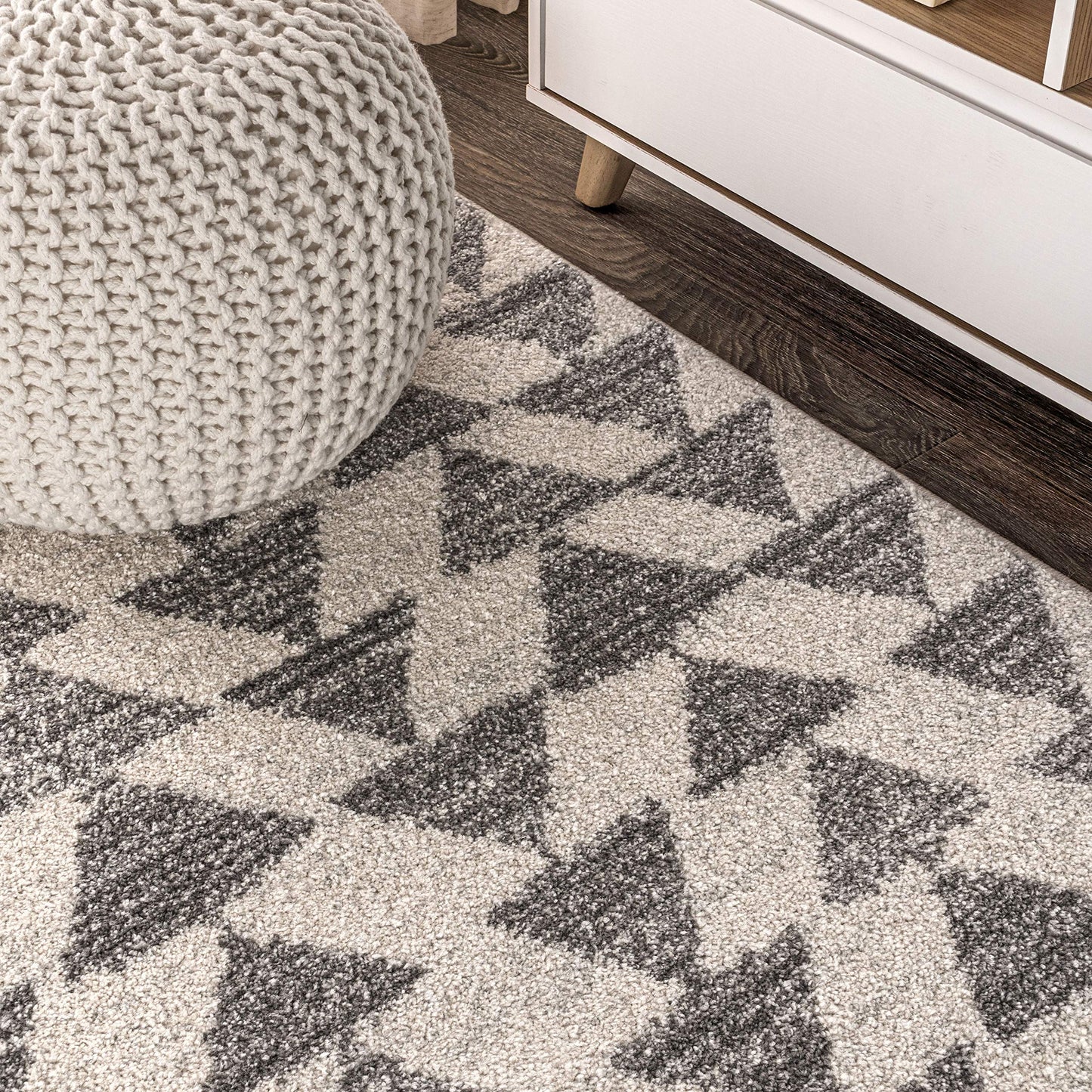 JONATHAN Y Aisha Moroccan Triangle Geometric Cream/Gray 4' Round Indoor Area Rug, Contemporary, Modern, Easy-Cleaning for Living Room, Bedroom, Kitchen, Pet Friendly, Non-Shedding (MOH206B-4R)