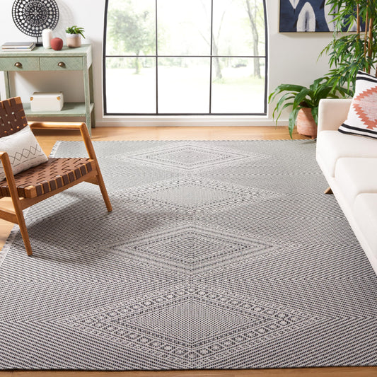 SAFAVIEH Area Rug 8x10 - Augustine Collection - Large - Ivory & Black, Cotton Boho Fringe Design, Easy Cleaning, Ideal for Living Room, Bedroom, Office, Dining Space (AGT502Z)