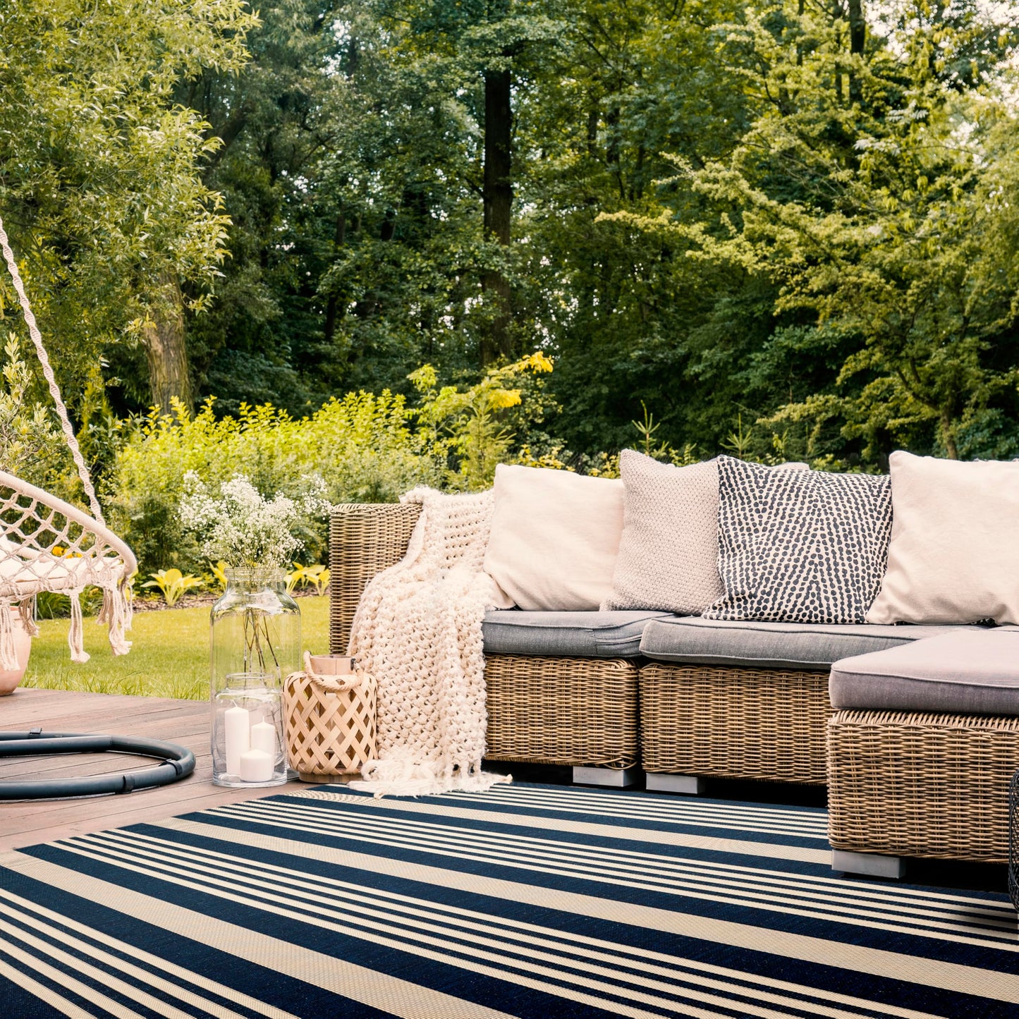 SAFAVIEH Washable Rug Outdoor Courtyard Collection - 8' x 11', Navy & Beige, Non-Shedding & Easy Cleaning, Ideal for Patio, Backyard, Mudroom (CY6062-268)