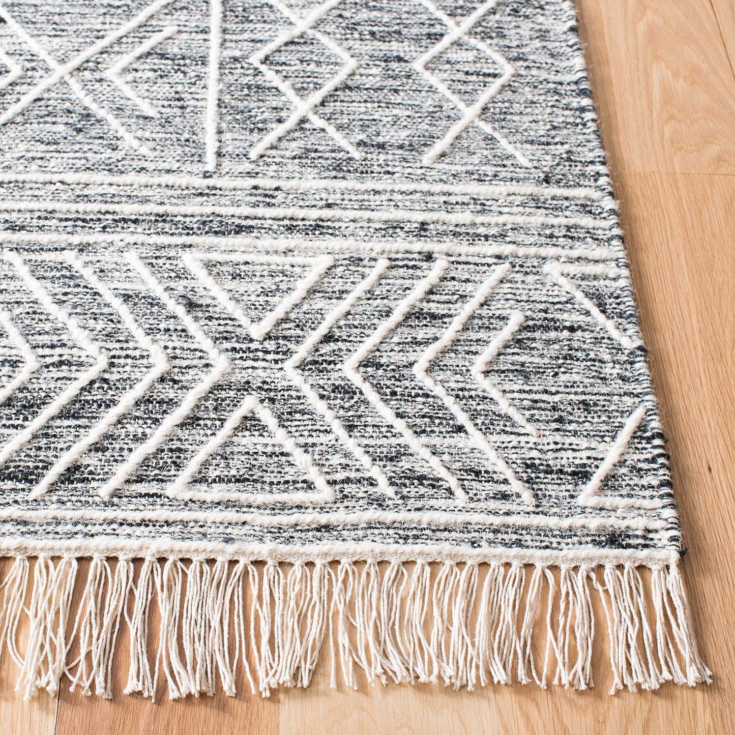 SAFAVIEH Kilim Collection Area Rug - 5' x 8', Black & Ivory, Handmade Moroccan Fringe Wool, Ideal for High Traffic Areas in Living Room, Bedroom (KLM521A)