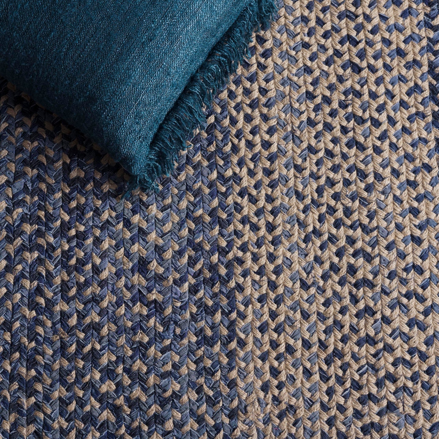 SAFAVIEH Braided Collection Area Rug - 4' x 6' Oval, Natural & Blue, Handmade Jute & Cotton, Ideal for Living Room, Bedroom, Home Office, Dining Space (BRA841M-4OV)
