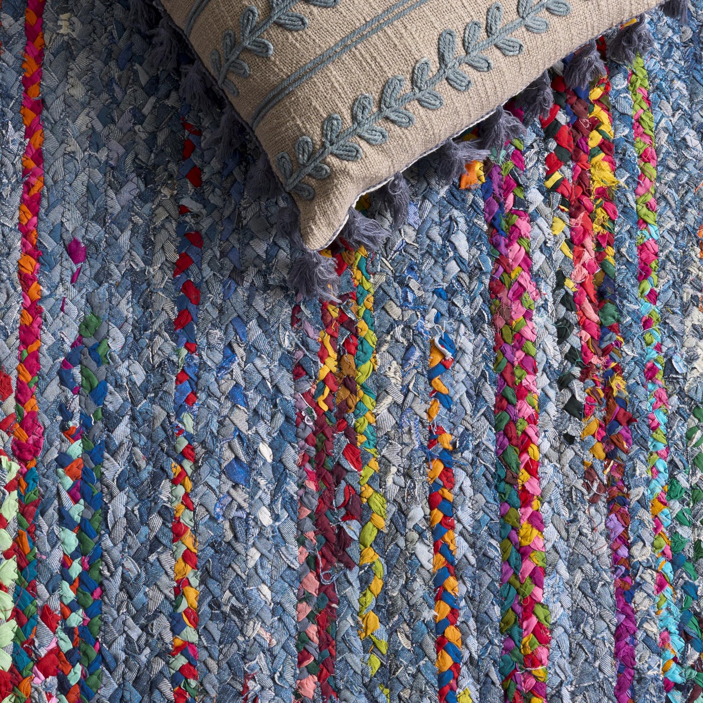 SAFAVIEH Braided Collection Area Rug - 6' Round, Blue & Red, Handmade Woven Cotton, Boho Reversible Style, Ideal for Living Room, Bedroom, Dining Space (BRD250L)