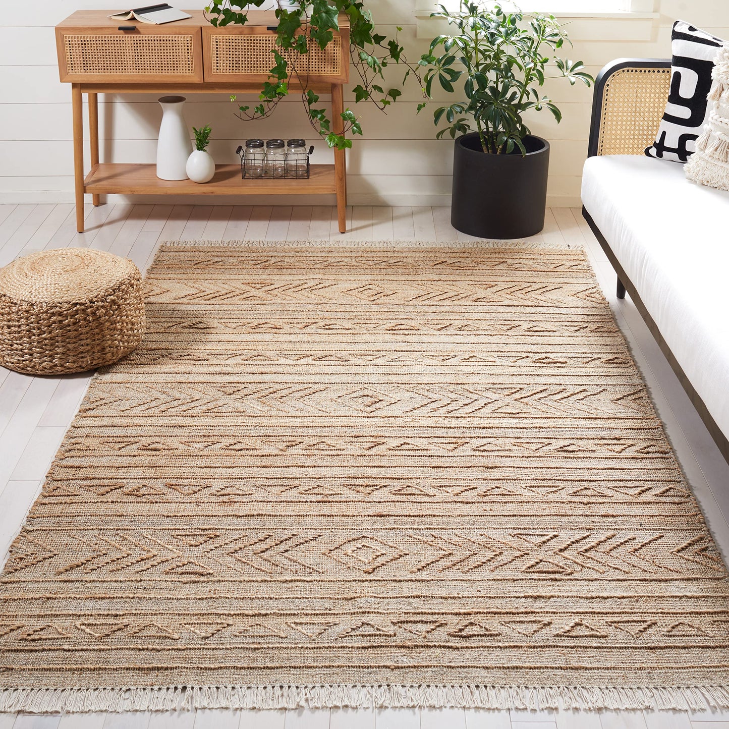 SAFAVIEH Natural Fiber Collection Accent Rug - 4' x 6', Natural, Handmade Boho Fringe Jute, Ideal for High Traffic Areas in Entryway, Living Room, Bedroom (NFB404A)