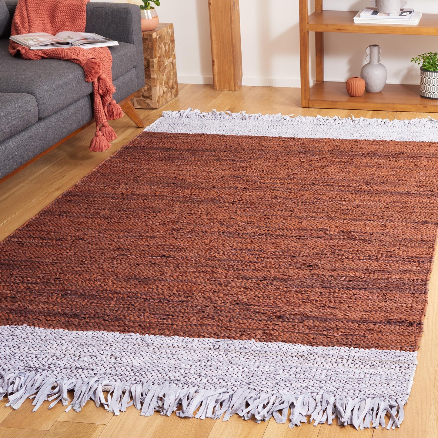 SAFAVIEH Vintage Leather Collection Area Rug - 5' x 8', Light Grey & Rust, Handmade Modern Fringe Design, Ideal for The Living Room, Bedroom, Dining Room (VTL310P-5)