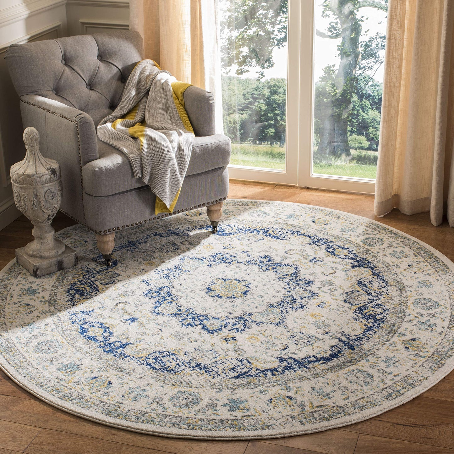 SAFAVIEH Evoke Collection Area Rug - 9' Round, Ivory & Blue, Shabby Chic Oriental Medallion Design, Non-Shedding & Easy to Clean, Ideal for Living Room, Bedroom, Dining Space (EVK220C)