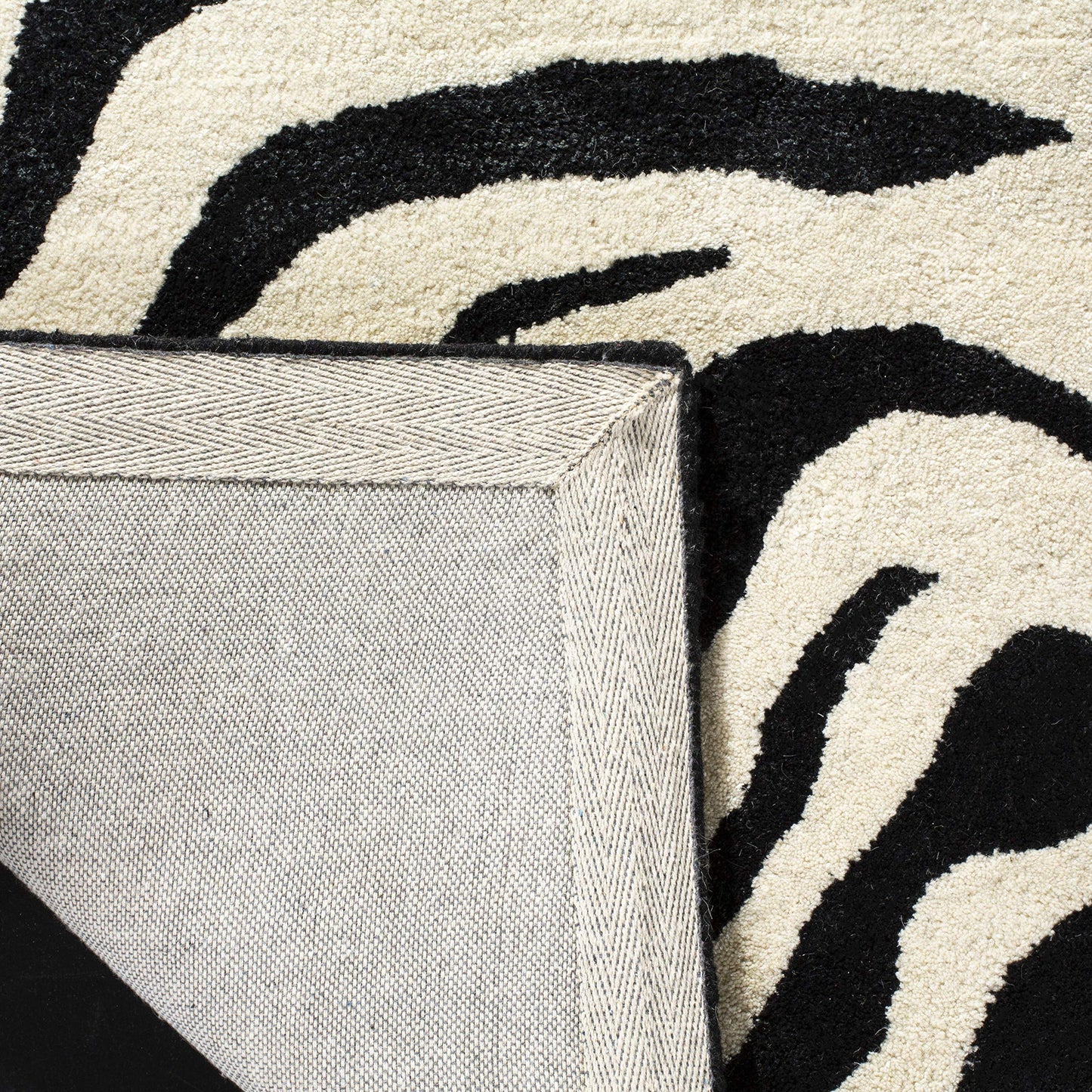 SAFAVIEH Soho Collection 5' x 8' Black / White SOH435A Handmade Premium Wool Area Rug