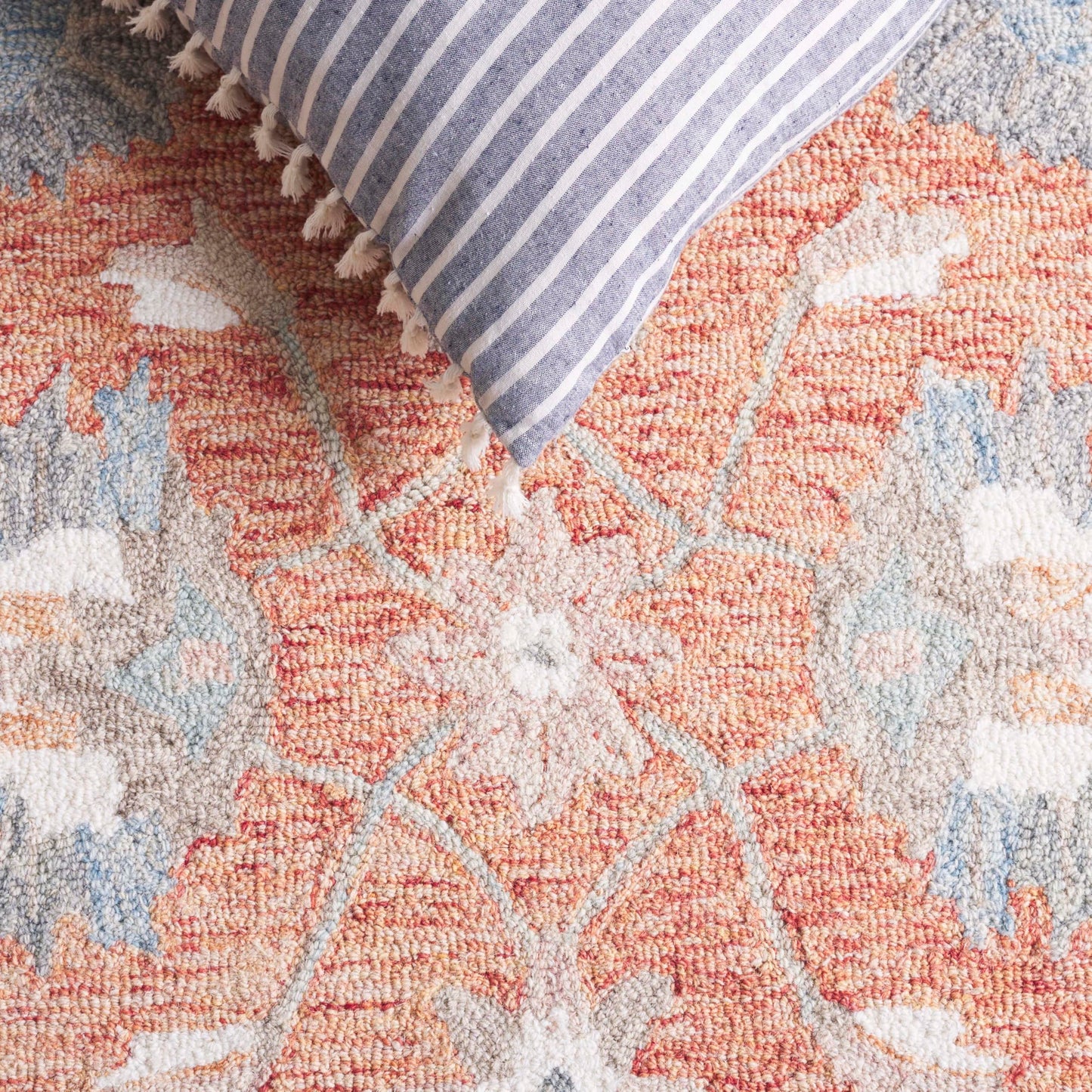 SAFAVIEH Area Rug 9x12 - Heritage Collection - Large - Rust & Ivory, Handmade Wool, Ideal for Living Room, Bedroom, Dining Space (HG125P)