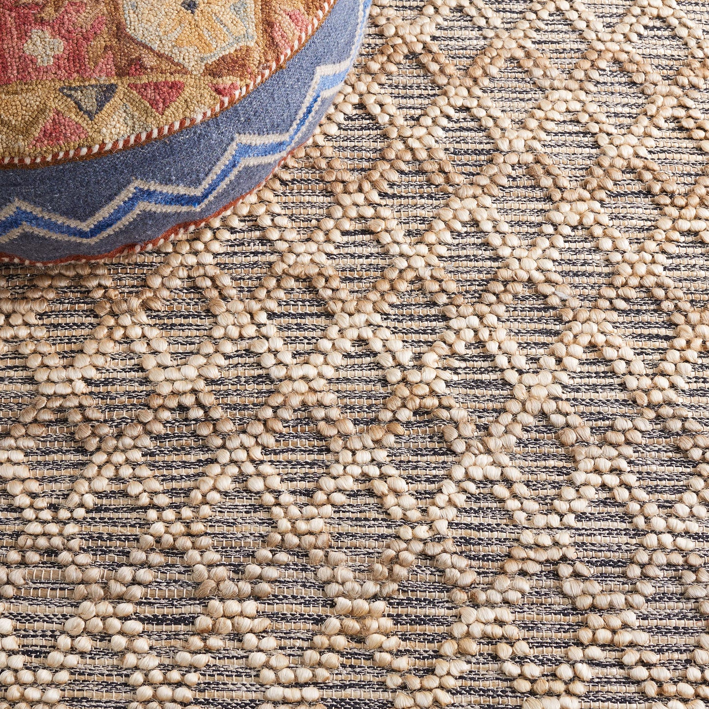 SAFAVIEH Natural Fiber Collection Accent Rug - 4' x 6', Natural & Black, Flat Weave Farmhouse Geometric Jute Design, Ideal for High Traffic Areas in Entryway, Living Room, Bedroom (NF382A)