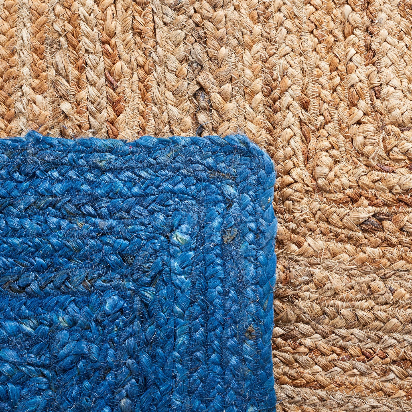 SAFAVIEH Natural Fiber Collection Accent Rug - 4' x 6', Natural & Blue, Handmade Flat Weave Boho Farmhouse Rustic Border Jute, Ideal for High Traffic Areas in Entryway, Living Room, Bedroom (NFB852M)