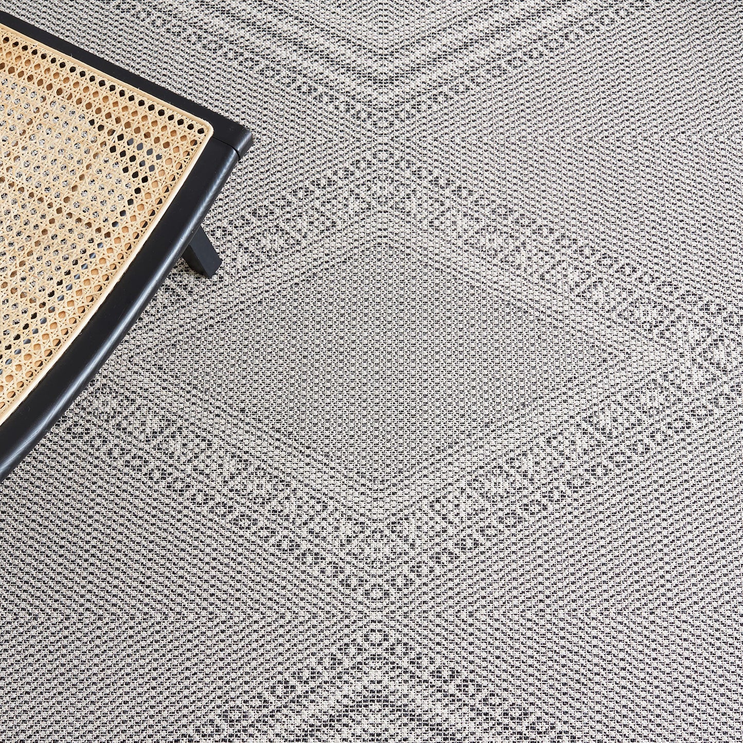 SAFAVIEH Area Rug 8x10 - Augustine Collection - Large - Ivory & Black, Cotton Boho Fringe Design, Easy Cleaning, Ideal for Living Room, Bedroom, Office, Dining Space (AGT502Z)