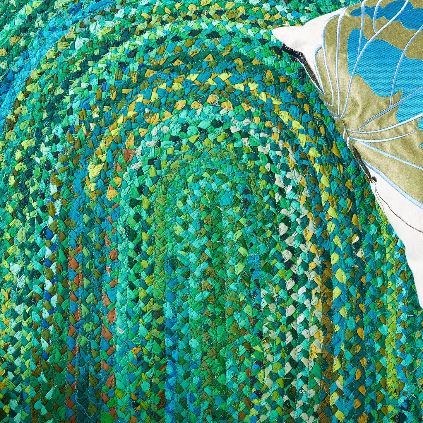 SAFAVIEH Braided Collection Area Rug - 3' x 5' Oval, Green, Handmade Boho Fringe Reversible Cotton, Ideal for High Traffic Areas in Living Room, Bedroom (BRD451Y)